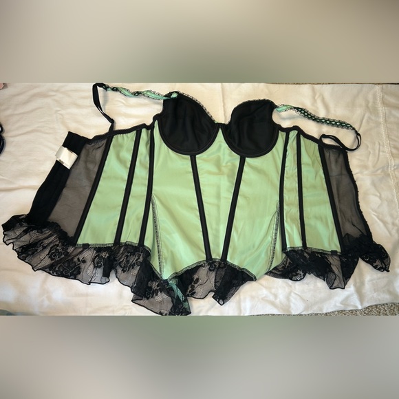 Green lace corset top and matching G-string size 34 - Picture 3 of 4